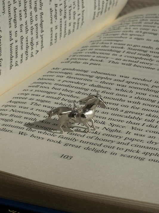 Horse pendant necklace